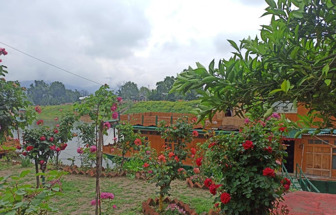 Houseboat Karima Palace Srinagar  Ngoại thất bức ảnh