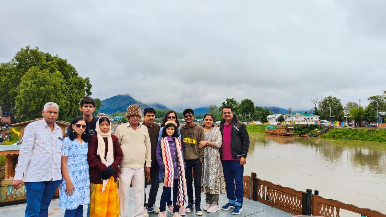 Houseboat Karima Palace Srinagar  Ngoại thất bức ảnh