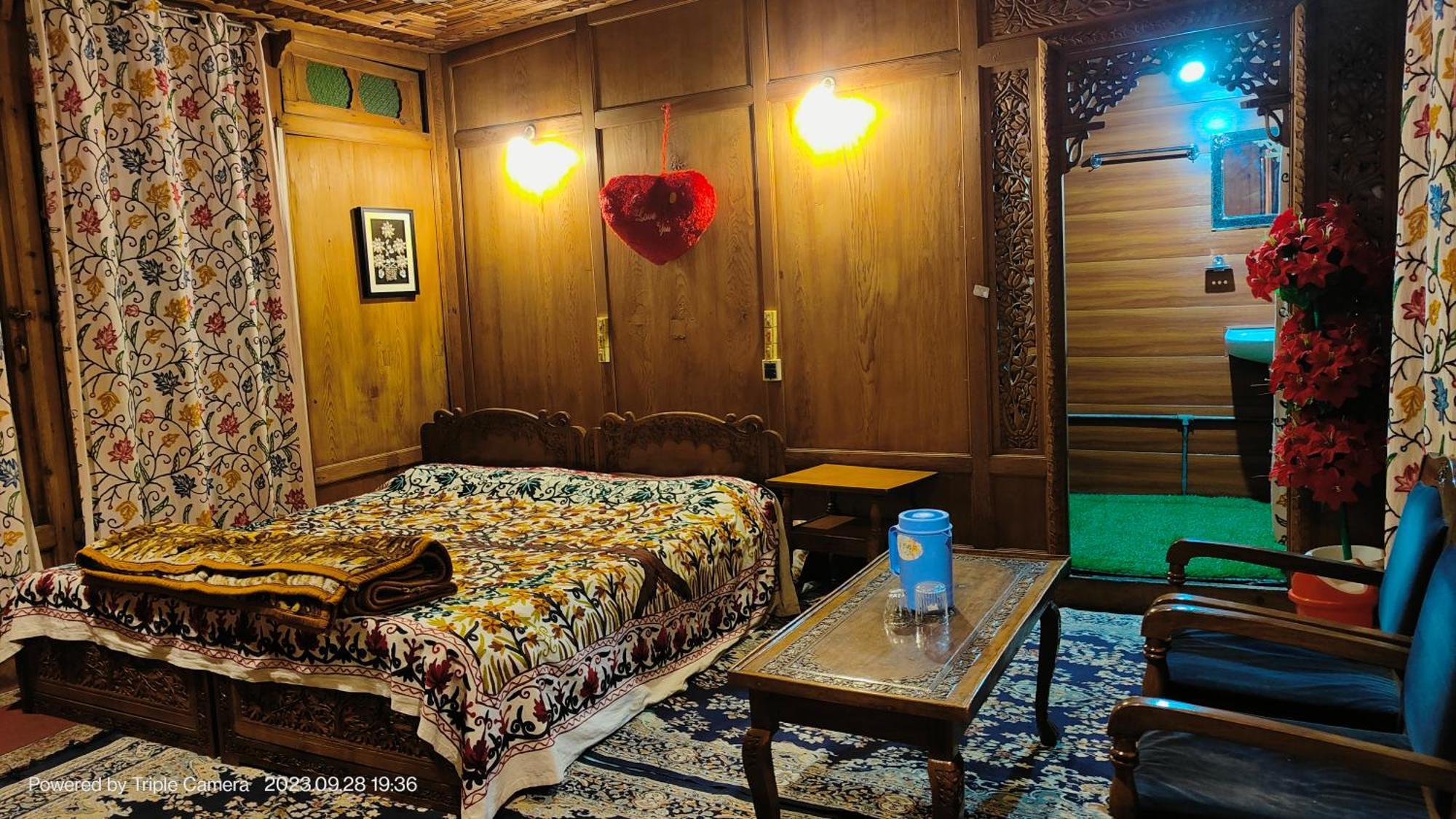Houseboat Karima Palace Srinagar  Ngoại thất bức ảnh