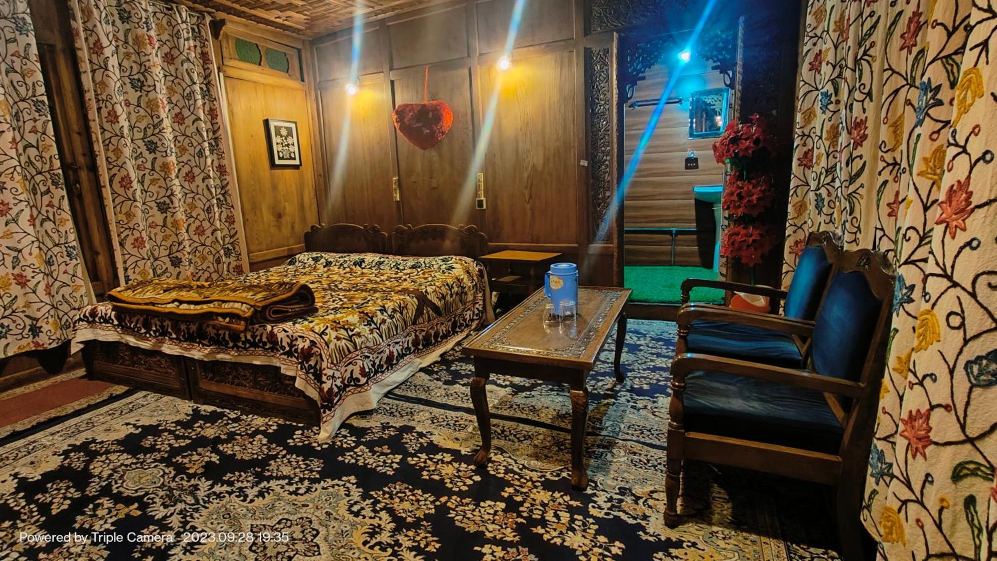 Houseboat Karima Palace Srinagar  Ngoại thất bức ảnh