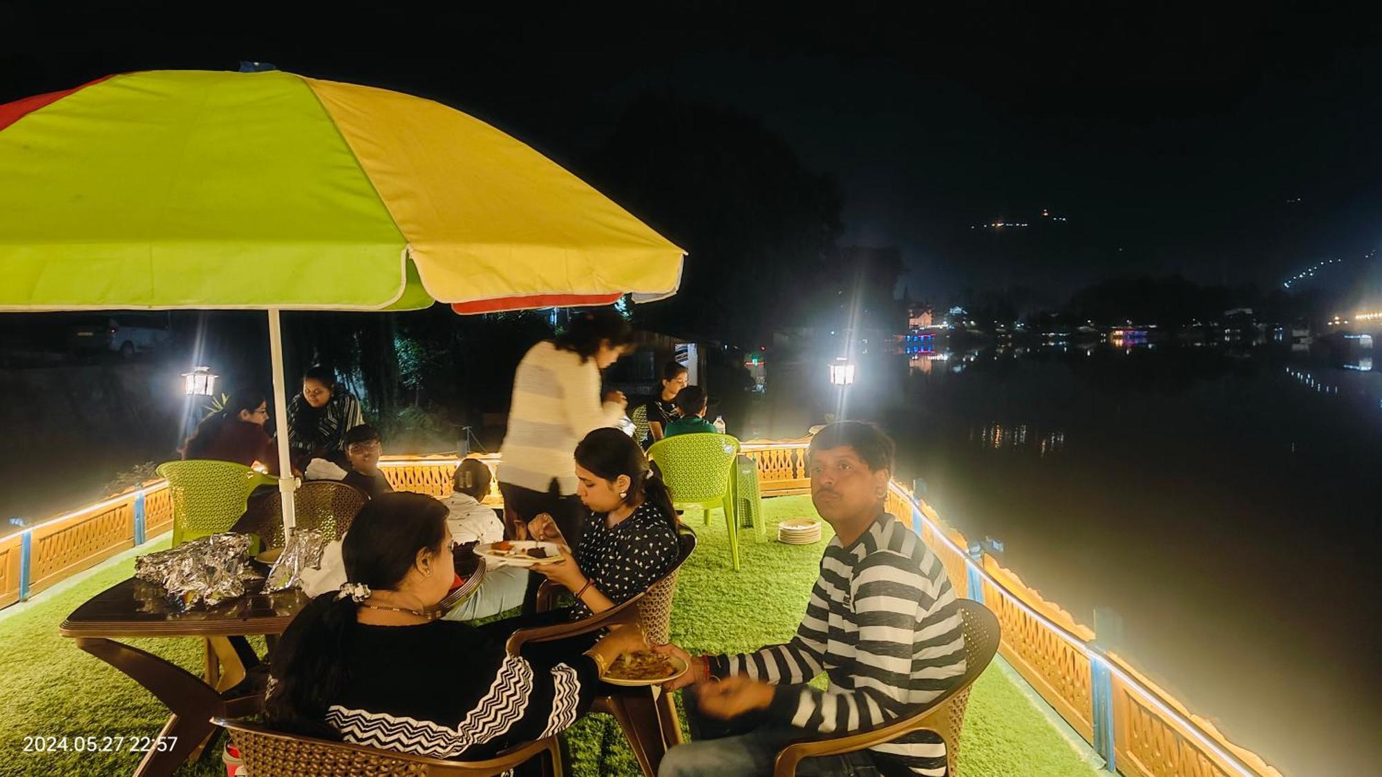 Houseboat Karima Palace Srinagar  Ngoại thất bức ảnh