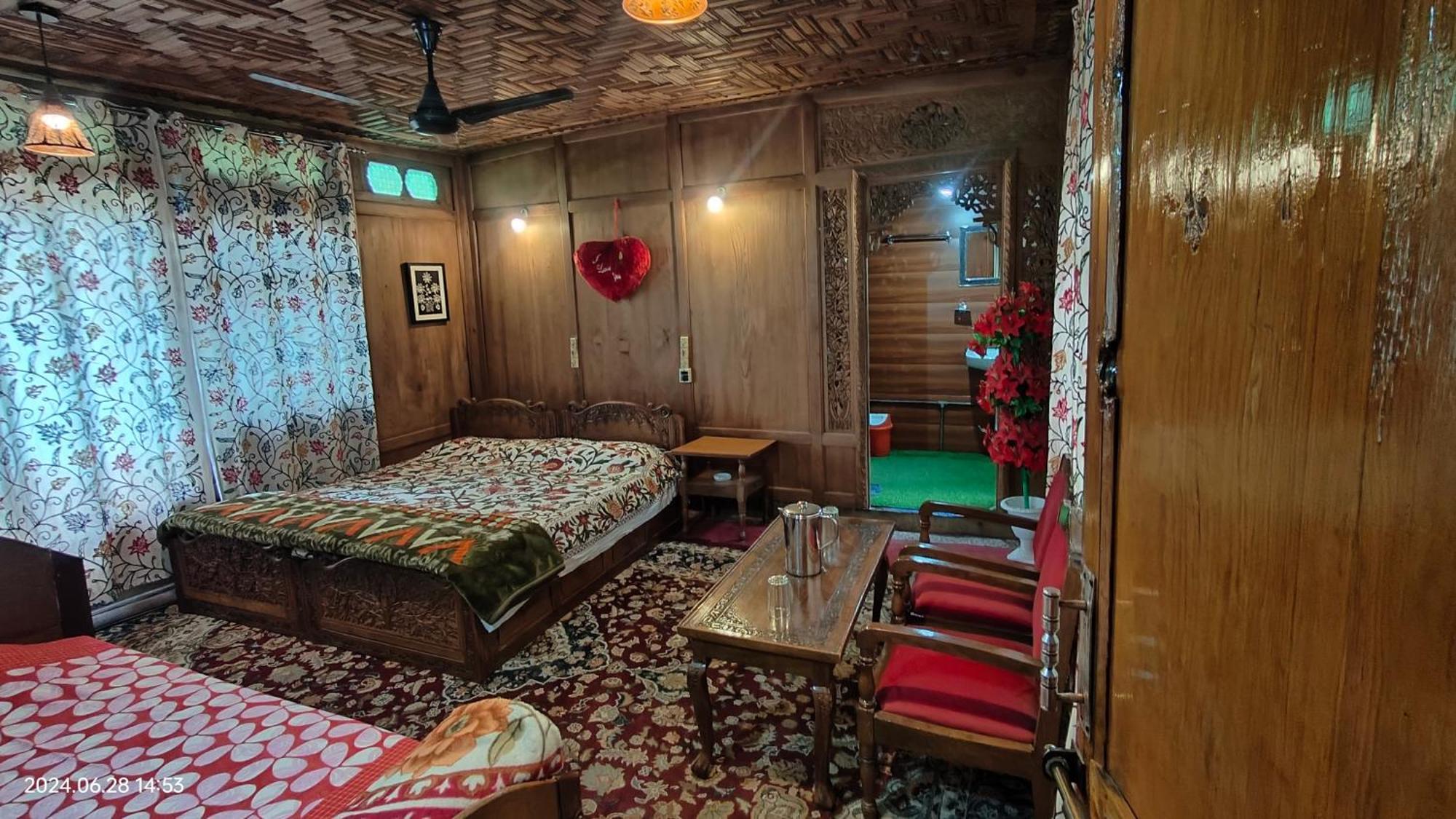 Houseboat Karima Palace Srinagar  Ngoại thất bức ảnh