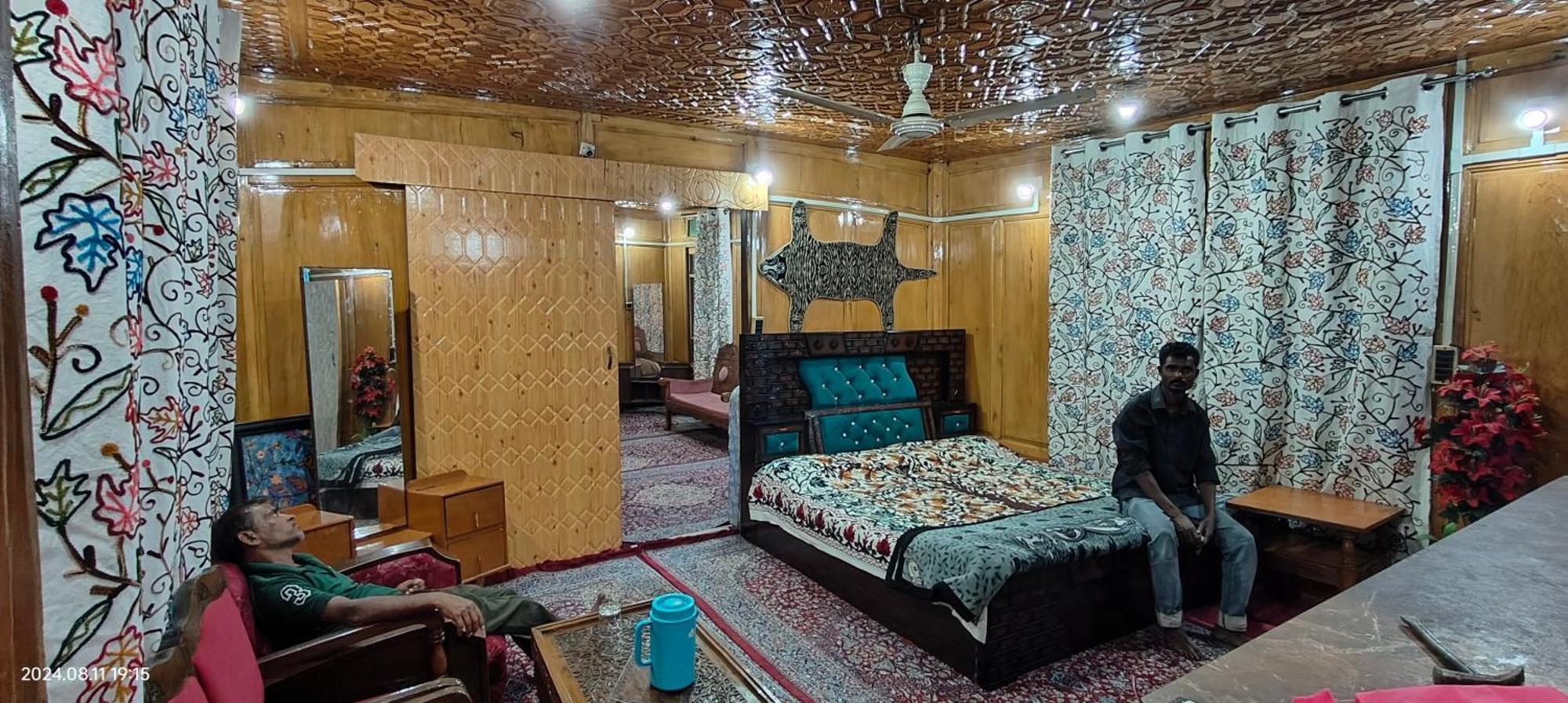 Houseboat Karima Palace Srinagar  Ngoại thất bức ảnh