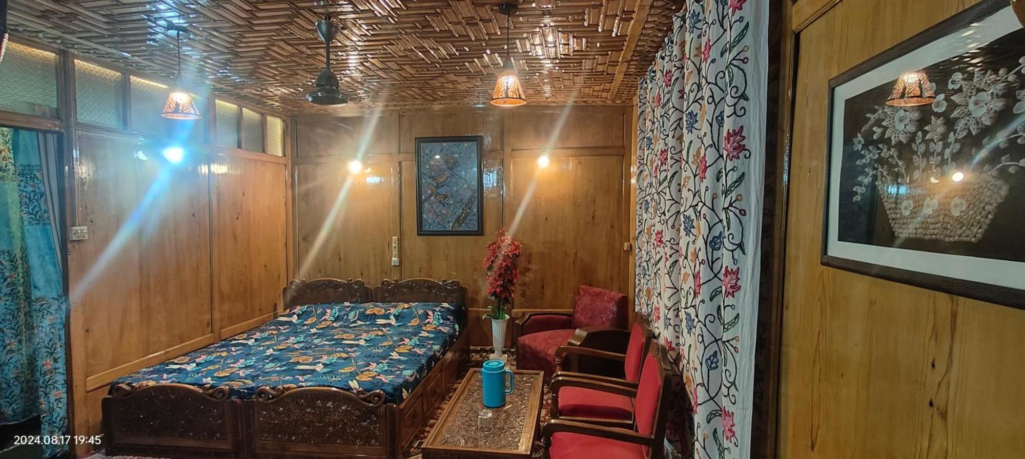 Houseboat Karima Palace Srinagar  Ngoại thất bức ảnh