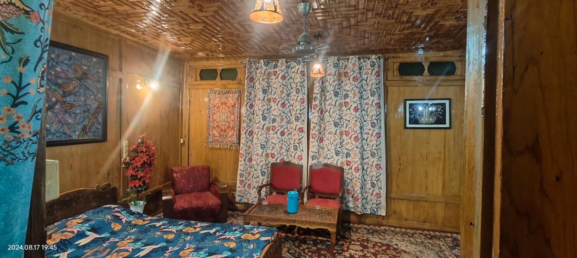 Houseboat Karima Palace Srinagar  Ngoại thất bức ảnh